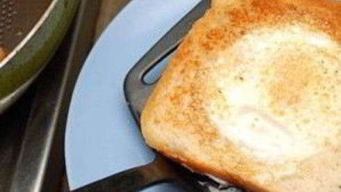 яичница в хлебе