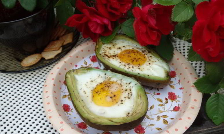 Рецепт яичницы в лодочке авокадо