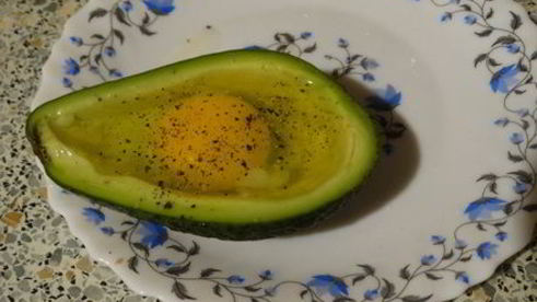 яичница в лодочке авокадо