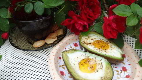 яичница в лодочке авокадо