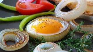 Яичница в луковых кольцах