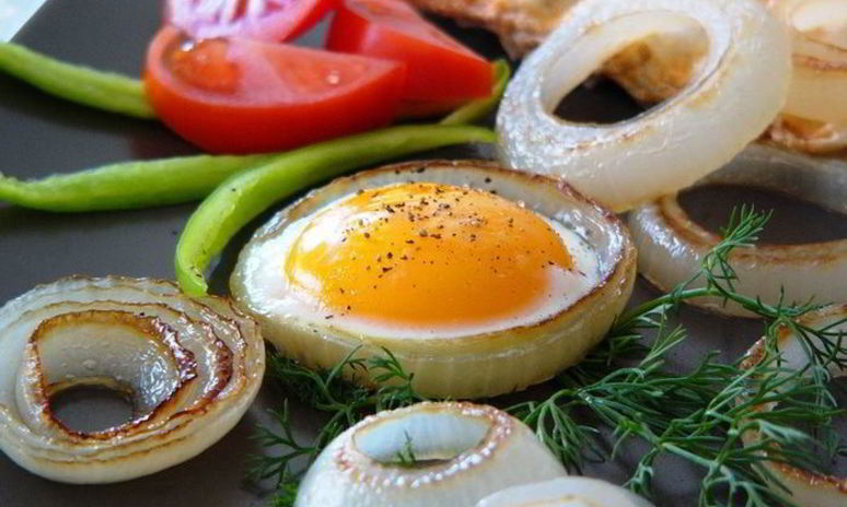 Рецепт яичницы в луковых кольцах