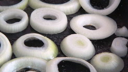 яичница в луковых кольцах