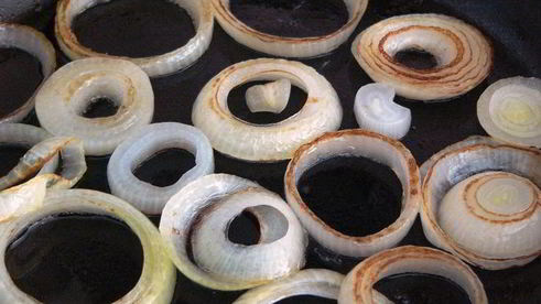 яичница в луковых кольцах