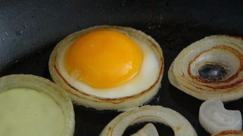 яичница в луковых кольцах