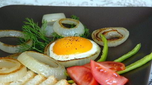 яичница в луковых кольцах