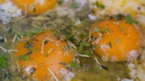 запеченная яичница с зеленью