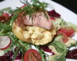 Запеченный картофель с яичницей-болтуньей и копченым лососем