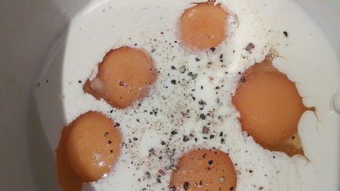 запеченный картофель с яичницей-болтуньей и копченым лососем