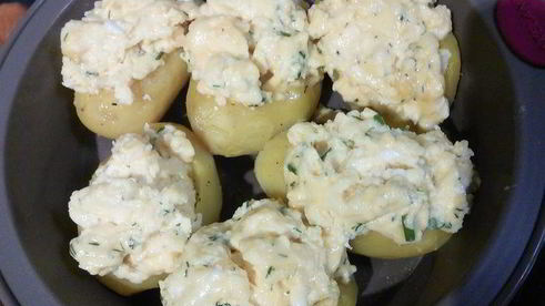 запеченный картофель с яичницей-болтуньей и копченым лососем