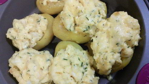 запеченный картофель с яичницей-болтуньей и копченым лососем