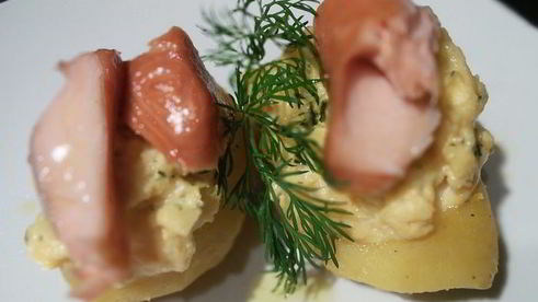 запеченный картофель с яичницей-болтуньей и копченым лососем