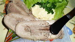 Закуска из отварного языка с сырной пастой