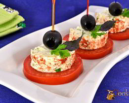 Закуска из помидоров, феты и оливок