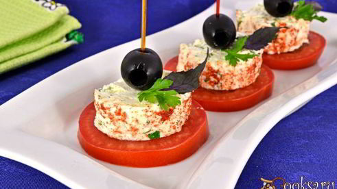 закуска из помидоров, феты и оливок
