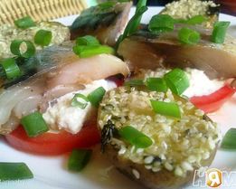 Закуска из скумбрии и помидор с соусом