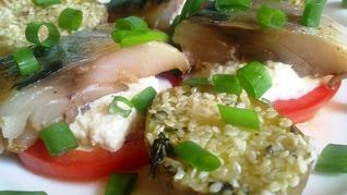 Закуска из скумбрии и помидор с соусом