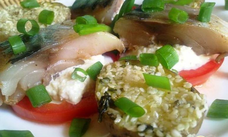 Рецепт закуски из скумбрии и помидор с соусом