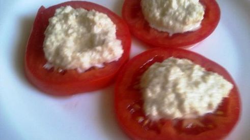 закуска из скумбрии и помидор с соусом