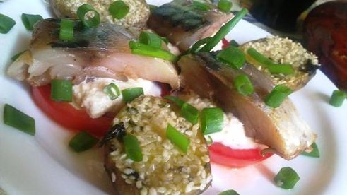 закуска из скумбрии и помидор с соусом