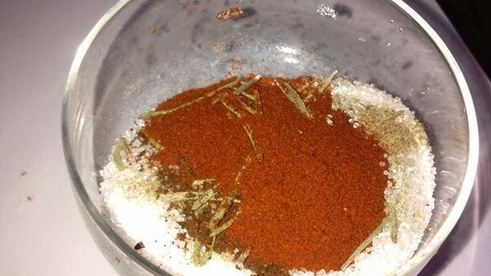 закуска из скумбрии и помидор с соусом