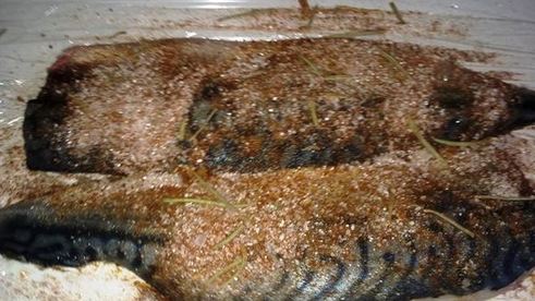 закуска из скумбрии и помидор с соусом