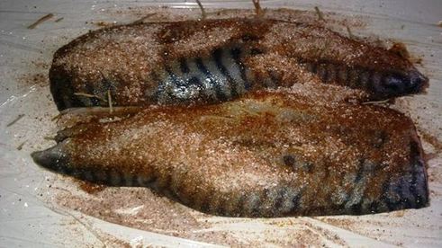 закуска из скумбрии и помидор с соусом