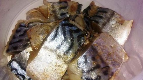 закуска из скумбрии и помидор с соусом