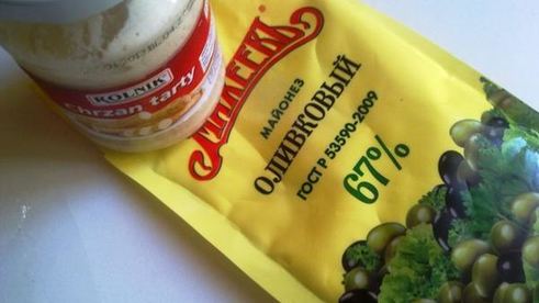 закуска из скумбрии и помидор с соусом