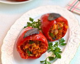 Закуска из сладкого перца, фаршированного луком, морковью и чесноком