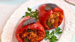 Закуска из сладкого перца, фаршированного луком, морковью и чесноком