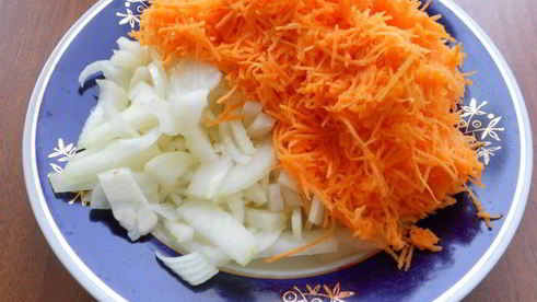 закуска из сладкого перца, фаршированного луком, морковью и чесноком