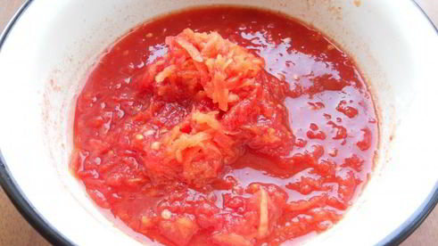 закуска из сладкого перца, фаршированного луком, морковью и чесноком