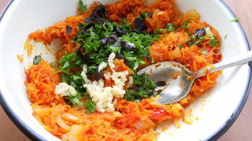 закуска из сладкого перца, фаршированного луком, морковью и чесноком