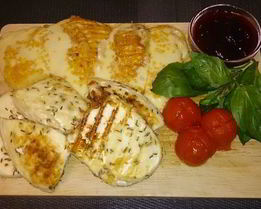 Жареный сыр с соусом из брусники и табаско