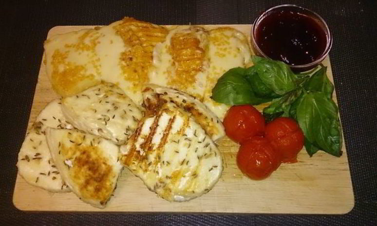 Рецепт жареного сыра с соусом из брусники и табаско