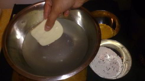 жареный сыр с соусом из брусники и табаско