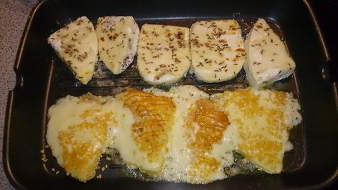 жареный сыр с соусом из брусники и табаско