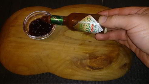 жареный сыр с соусом из брусники и табаско