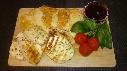 жареный сыр с соусом из брусники и табаско