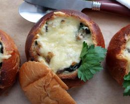 Булочка-жюльен из шампиньонов и шпината