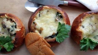 Булочка-жюльен из шампиньонов и шпината