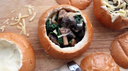 булочка-жюльен из шампиньонов и шпината