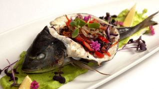 Дорада, фаршированная жюльеном из овощей