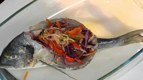 дорада, фаршированная жюльеном из овощей