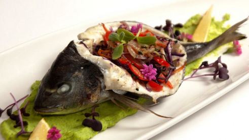 дорада, фаршированная жюльеном из овощей