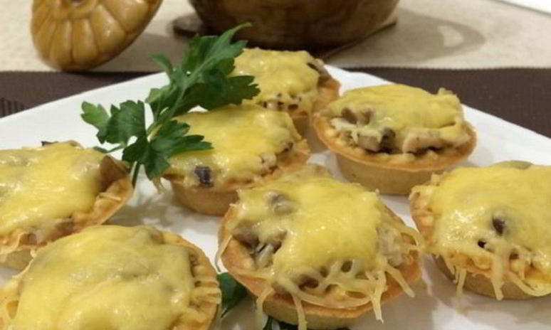 Рецепт куриного-грибного жульен в тарталетках