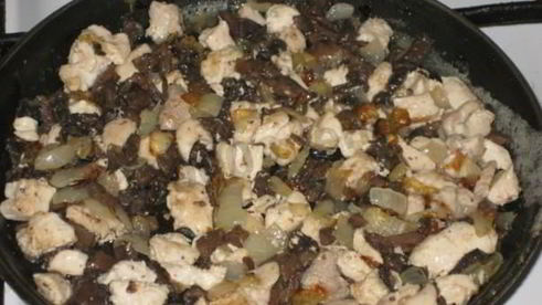 жульен с курицей и грибами на сковороде