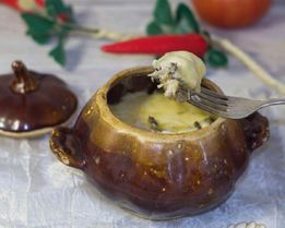 Жульен в горшочке с курицей и грибами