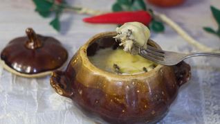 Жульен в горшочке с курицей и грибами